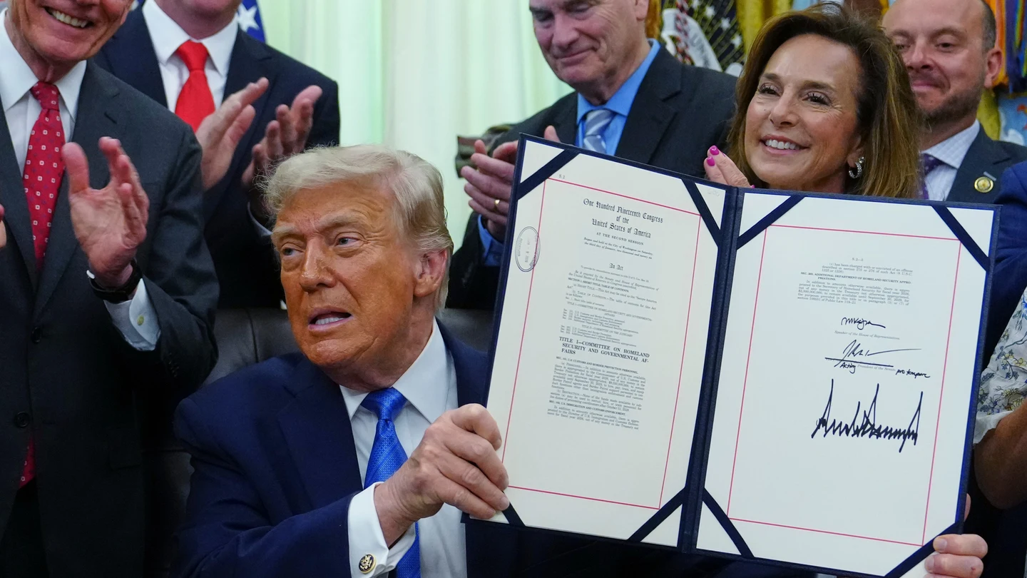 Donald Trump firma la ley para financiar el ICE hasta el fin de la legislatura Donald Trump firma la ley para financiar el ICE hasta el fin de la legislatura