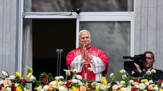 El papa Le&oacute;n XIV saluda a los fieles desde un balc&oacute;n de la Abad&iacute;a de Nuestra Se&ntilde;ora de Montserrat