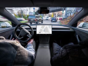 Dinamarca da luz verde a la conducci&oacute;n automatizada total supervisada de la mano de Tesla