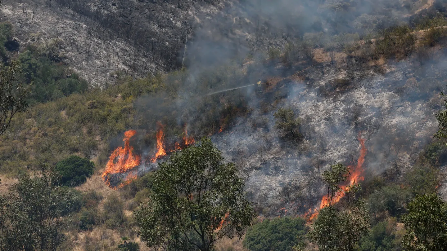 Efectivos trabajan en el perímetro afectado por el incendio de declarado en Villanueva de los Castillejos (Huelva). Efectivos trabajan en el perímetro afectado por el incendio de declarado en Villanueva de los Castillejos (Huelva).