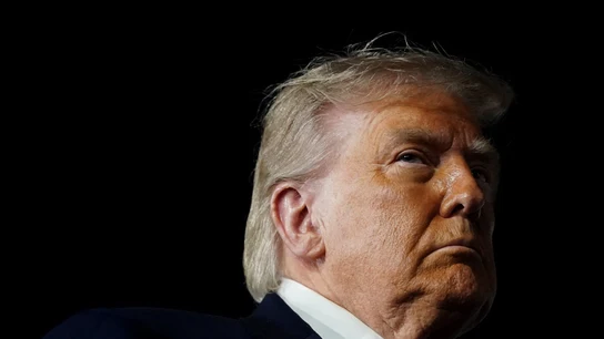 El presidente estadounidense, Donald Trump, observa tras asistir al tercer partido de las Finales de la NBA El presidente estadounidense, Donald Trump, observa tras asistir al tercer partido de las Finales de la NBA