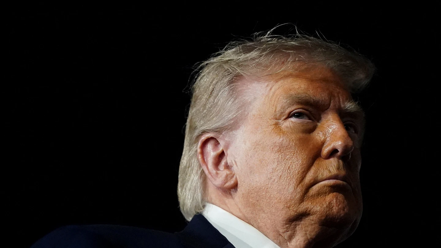 El presidente estadounidense, Donald Trump, observa tras asistir al tercer partido de las Finales de la NBA El presidente estadounidense, Donald Trump, observa tras asistir al tercer partido de las Finales de la NBA