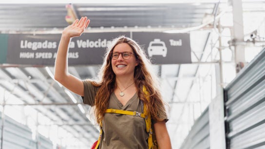 Mujer joven en la estaci&oacute;n de tren