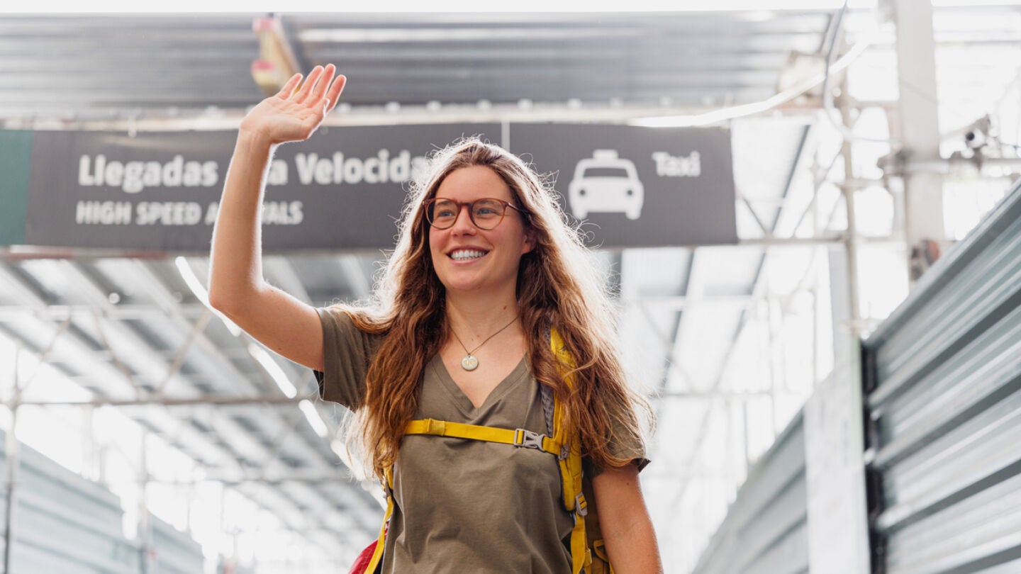 Mujer joven en la estaci&oacute;n de tren