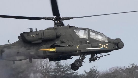 Un helic&oacute;ptero AH-64 Apache del Ej&eacute;rcito de Estados Unidos dispara un cohete durante un ejercicio conjunto de tiro real con Corea del Sur