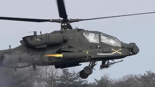 Un helicóptero AH-64 Apache del Ejército de Estados Unidos dispara un cohete durante un ejercicio conjunto de tiro real con Corea del Sur Un helicóptero AH-64 Apache del Ejército de Estados Unidos dispara un cohete durante un ejercicio conjunto de tiro real con Corea del Sur