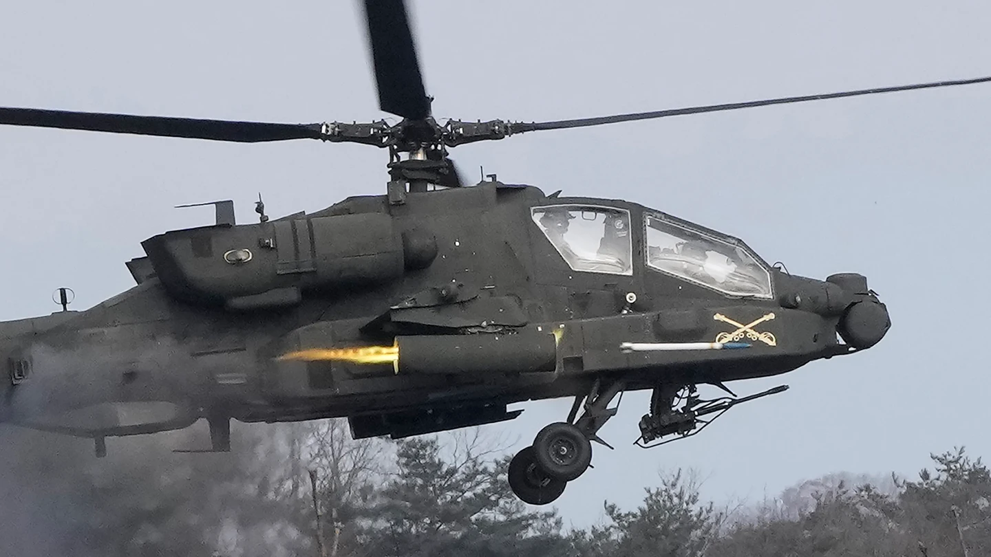 Un helicóptero AH-64 Apache del Ejército de Estados Unidos dispara un cohete durante un ejercicio conjunto de tiro real con Corea del Sur Un helicóptero AH-64 Apache del Ejército de Estados Unidos dispara un cohete durante un ejercicio conjunto de tiro real con Corea del Sur
