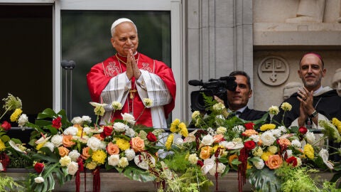 El Papa Le&oacute;n XIV saluda desde un balc&oacute;n durante la celebraci&oacute;n de la oraci&oacute;n del Santo Rosario, a 10 de junio de 2026, en la Abad&iacute;a de Nuestra Se&ntilde;ora de Montserrat, Barcelona, Catalunya (Espa&ntilde;a).