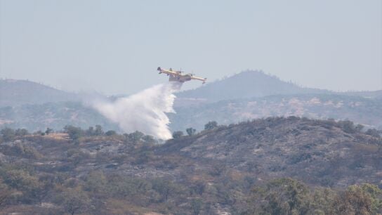 Medios a&eacute;reos trabajan en las labores de extinci&oacute;n del incendio forestal en Huelva