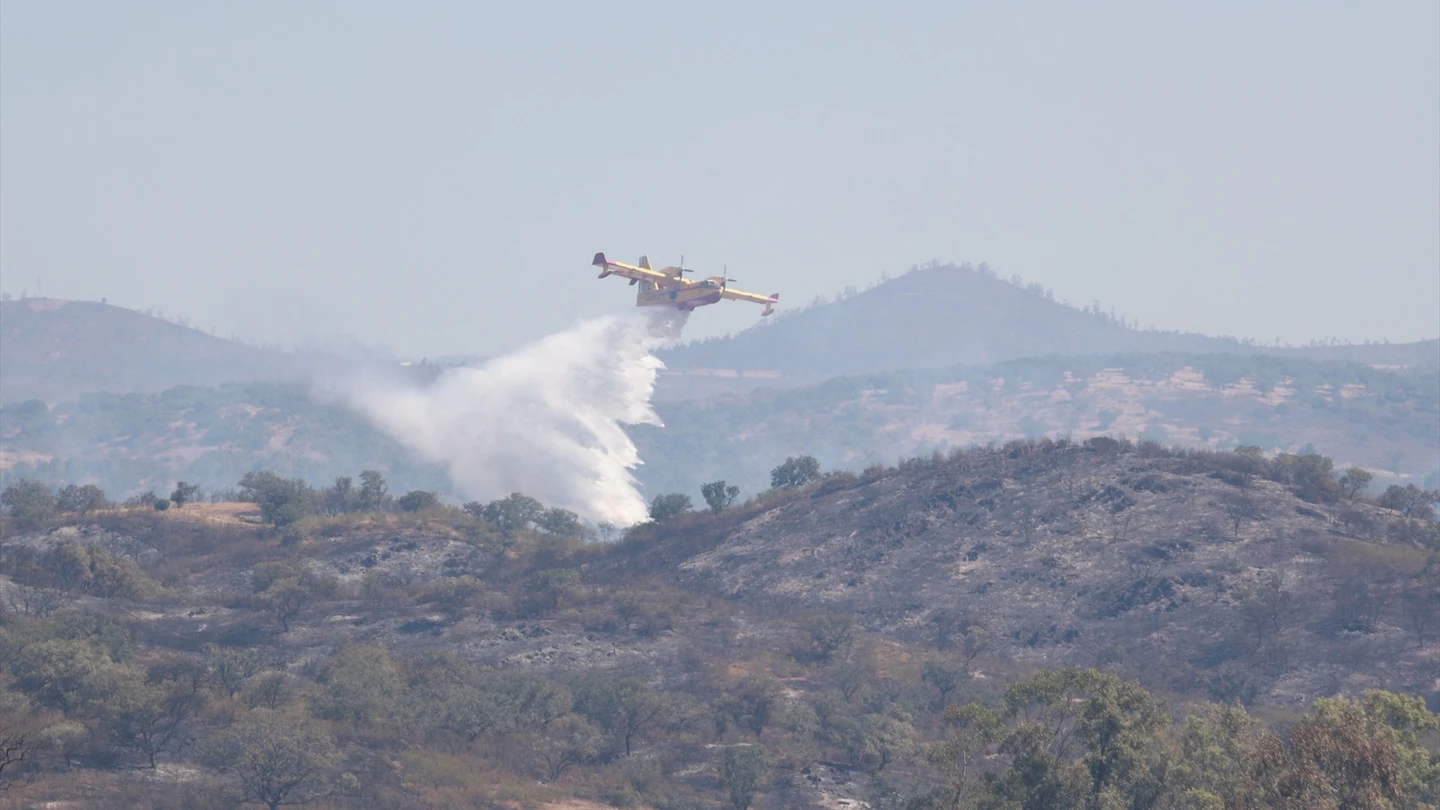 Medios aéreos trabajan en las labores de extinción del incendio forestal en Huelva Medios aéreos trabajan en las labores de extinción del incendio forestal en Huelva