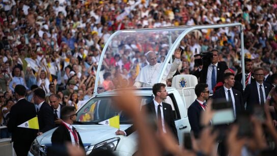 El papa Le&oacute;n XIV saluda a los fieles congregados en el Estadio Ol&iacute;mpico de Barcelona