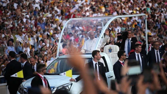 El papa León XIV saluda a los fieles congregados en el Estadio Olímpico de Barcelona El papa León XIV saluda a los fieles congregados en el Estadio Olímpico de Barcelona
