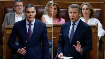 El presidente del Gobierno, Pedro S&aacute;nchez; y el l&iacute;der del PP, Alberto N&uacute;&ntilde;ez Feij&oacute;o