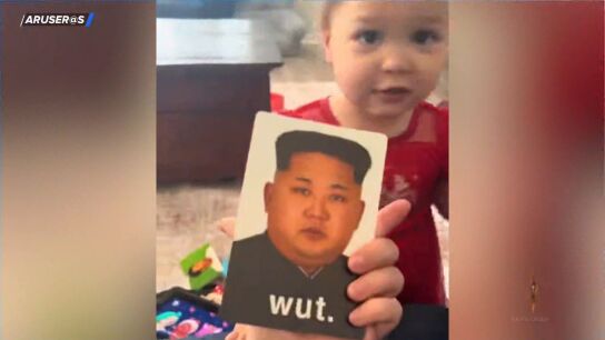 El divertido v&iacute;deo viral de la ni&ntilde;a que ve una foto de Kim Jong-Un y cree que es su padre