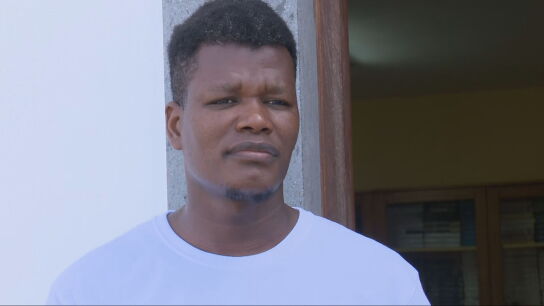 "Siguen muriendo en el camino": la historia de un joven senegal&eacute;s que pas&oacute; d&iacute;as en Arguinegu&iacute;n y que quiere contar al papa