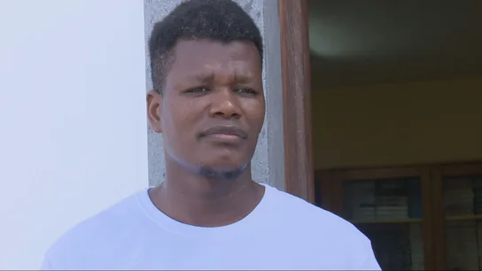 "Siguen muriendo en el camino": la historia de un joven senegalés que pasó días en Arguineguín y que quiere contar al papa "Siguen muriendo en el camino": la historia de un joven senegalés que pasó días en Arguineguín y que quiere contar al papa