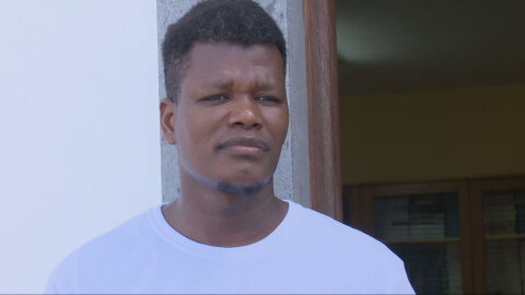 "Siguen muriendo en el camino": la historia de un joven senegal&eacute;s que pas&oacute; d&iacute;as en Arguinegu&iacute;n y que quiere contar al papa
