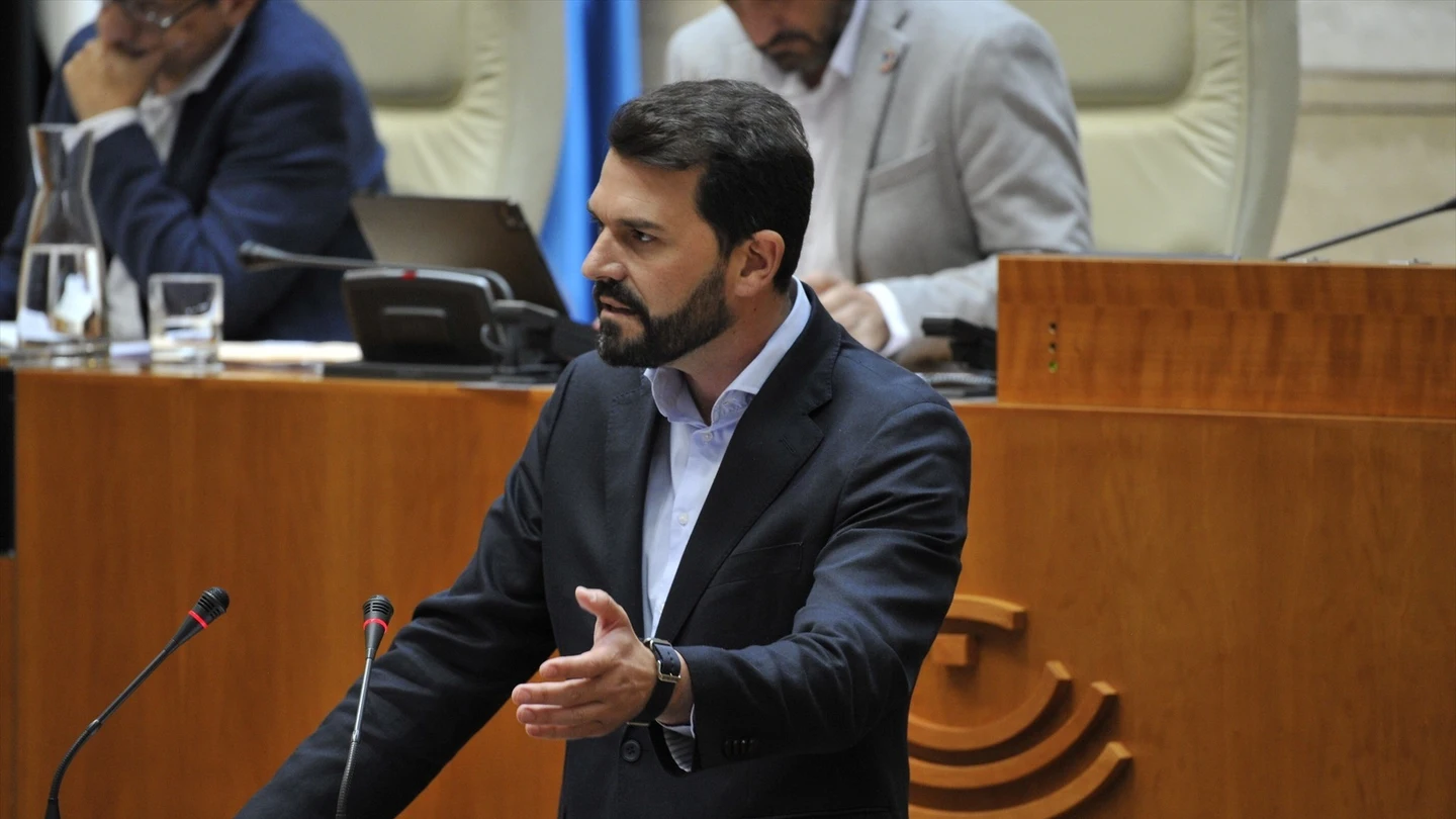Giro del PSOE en Extremadura sin preguntar a Ferraz: apoyarían los presupuestos de María Guardiola si cesa a los consejeros de Vox Giro del PSOE en Extremadura sin preguntar a Ferraz: apoyarían los presupuestos de María Guardiola si cesa a los consejeros de Vox