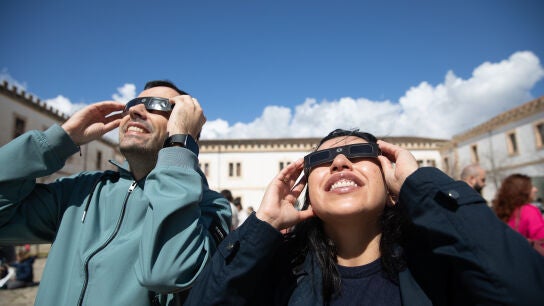 Dos personas, viendo el eclipse solar de marzo de 2025 desde Mallorca