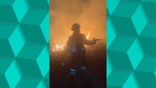 La UME se despliega en Villanueva de los Castillejos (Huelva) para sofocar un incendio que ha calcinado casi 4.000 hect&aacute;reas