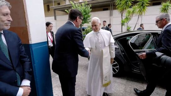 El papa León XIV saluda a Salvador Illa a su llegada a Brians 1