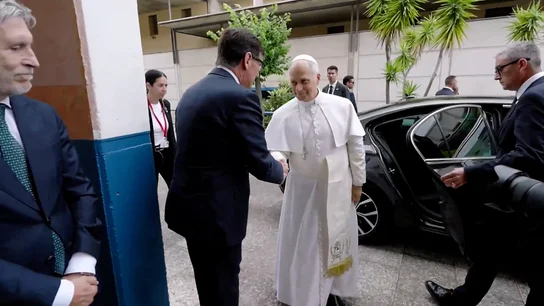 El papa León XIV saluda a Salvador Illa a su llegada a Brians 1 El papa León XIV saluda a Salvador Illa a su llegada a Brians 1