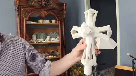 Una réplica de la cruz de Gaudí o el papamóvil que usó Juan Pablo II: regalos y curiosidades de la visita de León XIV a Barcelona papa
