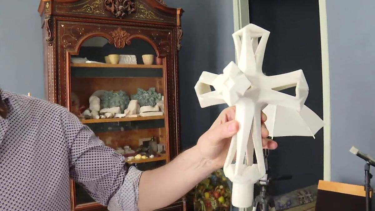 Una réplica de la cruz de Gaudí o el papamóvil que usó Juan 