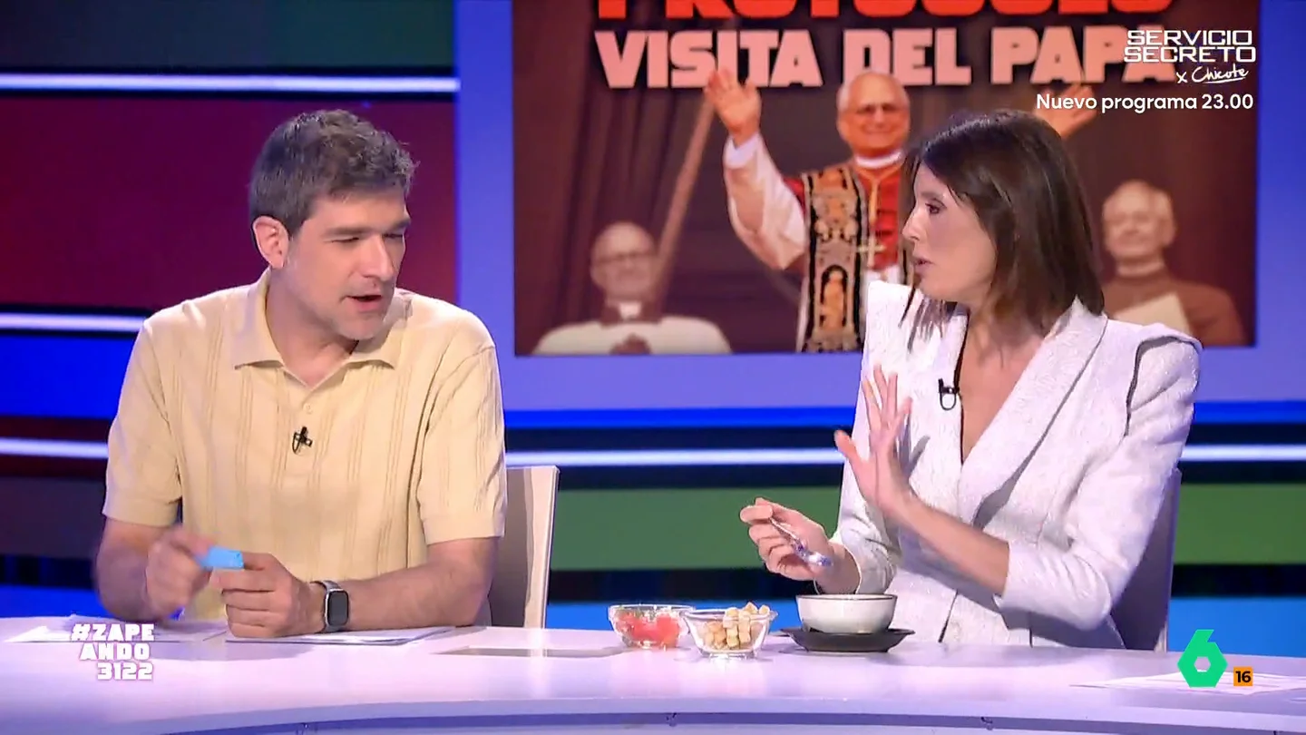 ¿Cómo se come protocolariamente el gazpacho? María José Gómez y Verdú lo cuenta en Zapeando La experta en protocolo indica que se pueden añadir picatostes o verduras troceadas, pero con moderación. Descubre cuál es la manera más adecuada de tomar este plato en el vídeo principal.
