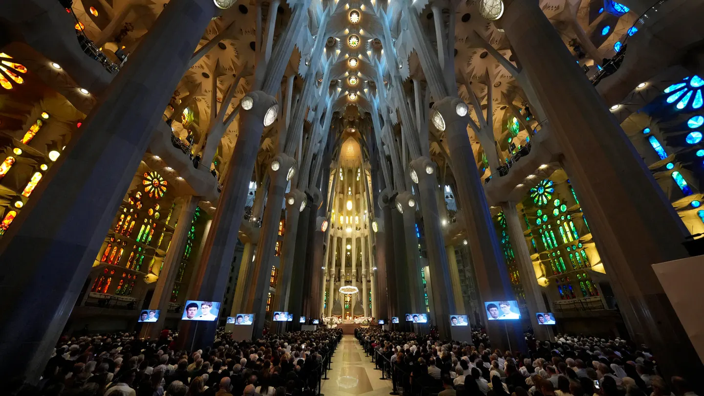El papa León XIV oficiando la misa solemne en la Sagrada Familia de Barcelona, este miércoles. El papa León XIV oficiando la misa solemne en la Sagrada Familia de Barcelona, este miércoles.