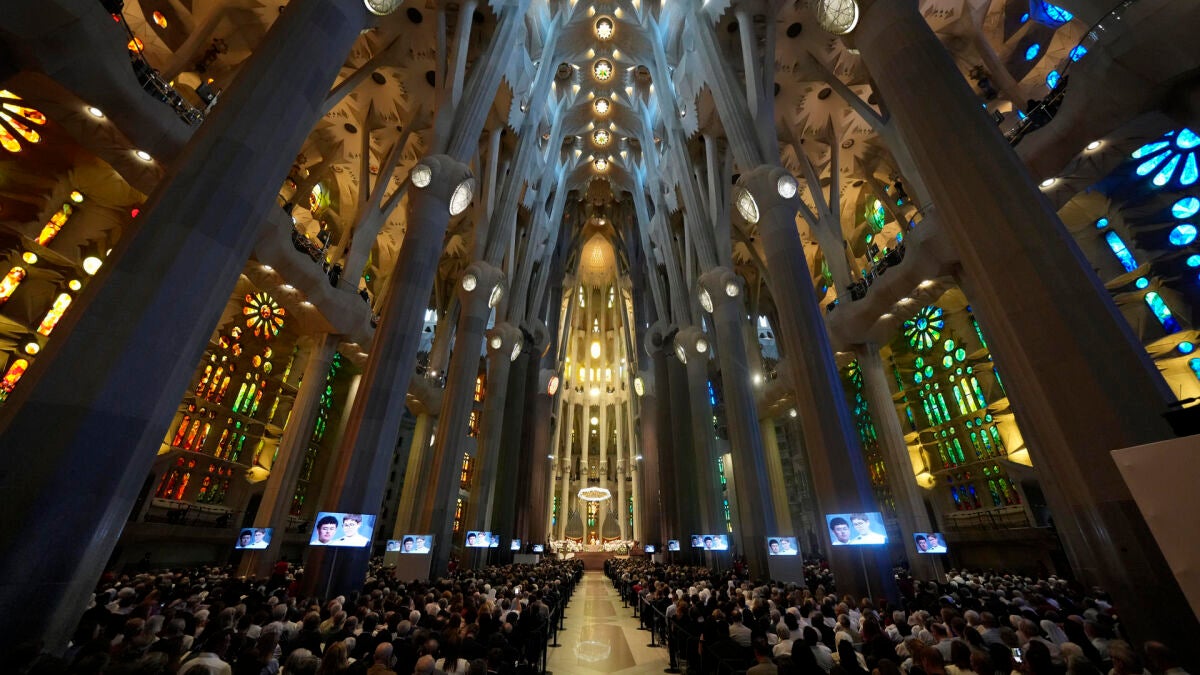 Polémica por la expulsión de 600 cantantes de la Sagrada Fam