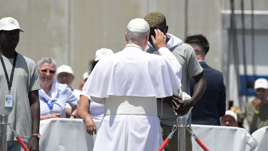"Me quitaron al bebé para prostituirme": los duros relatos que ha escuchado el papa León XIV en Arguineguín "Me quitaron al bebé para prostituirme": los duros relatos que ha escuchado el papa León XIV en Arguineguín