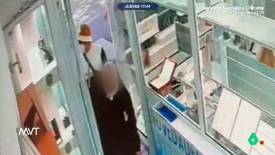 Primero, dos ladrones entraron vestidos de cura y monja y enca&ntilde;onaron a la dependienta para poder acceder a las joyas. Despu&eacute;s, se uni&oacute; un tercer ladr&oacute;n que se llev&oacute; el bot&iacute;n. 