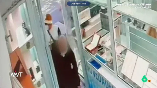 Detienen a 'la banda del Vaticano': la policía los cazó después de robar en una joyería de la calle Alcalá Primero, dos ladrones entraron vestidos de cura y monja y encañonaron a la dependienta para poder acceder a las joyas. Después, se unió un tercer ladrón que se llevó el botín.