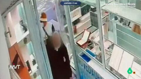 Primero, dos ladrones entraron vestidos de cura y monja y enca&ntilde;onaron a la dependienta para poder acceder a las joyas. Despu&eacute;s, se uni&oacute; un tercer ladr&oacute;n que se llev&oacute; el bot&iacute;n. 