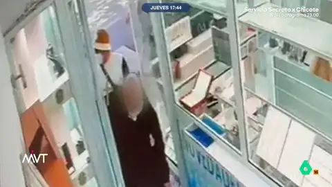 Detienen a 'la banda del Vaticano': la policía los cazó después de robar en una joyería de la calle Alcalá Primero, dos ladrones entraron vestidos de cura y monja y encañonaron a la dependienta para poder acceder a las joyas. Después, se unió un tercer ladrón que se llevó el botín.