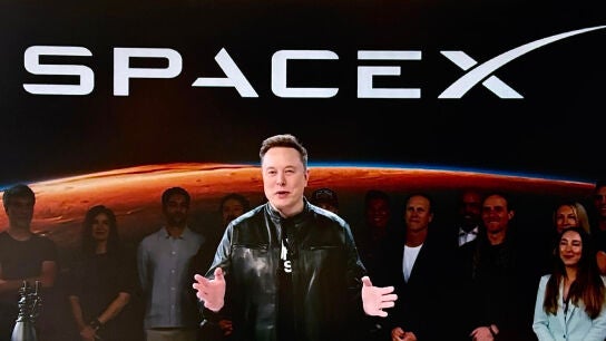Elon Musk se da un ba&ntilde;o de masas ante la salida a bolsa de Space X: aplausos de sus trabajadores y cr&iacute;ticas en la calle