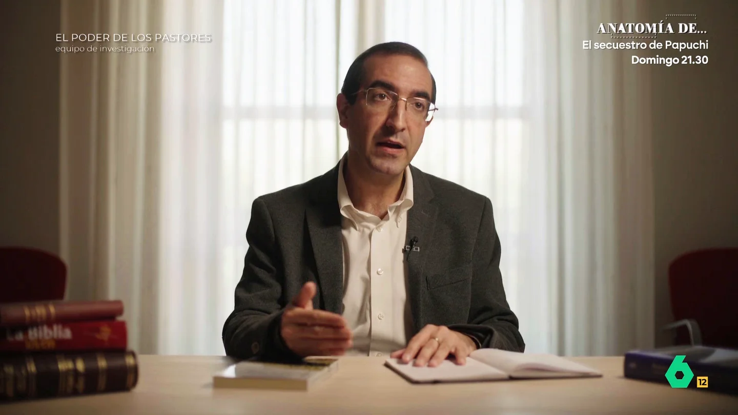 Luis Santamaría explica que en el cristianismo evangélico "no hay una autoridad visible sobre todas las iglesias" El investigador expone que esto sería imposible. Además, no dan culto "a ningún mediador entre Dios y los hombres" y que, aunque sí que creen en Jesucristo, "no se les da culto ni a la virgen ni a los santos".