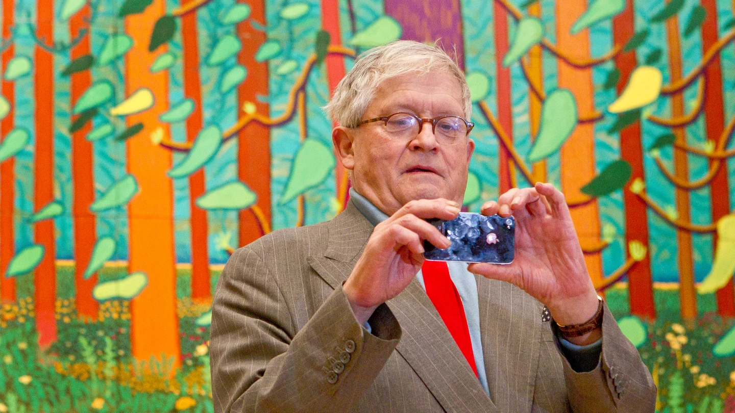 El artista británico David Hockney, frente a una de sus pinturas del paisaje de East Yorkshire en la Royal Academy of Arts en Piccadilly, Londres El artista británico David Hockney, frente a una de sus pinturas del paisaje de East Yorkshire en la Royal Academy of Arts en Piccadilly, Londres