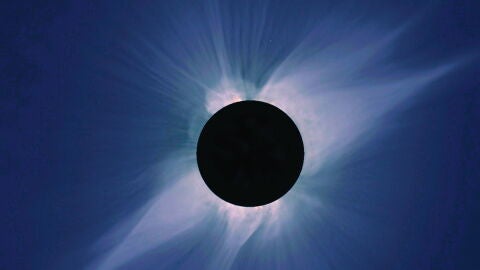 Protuberancias solares durante un eclipse solar