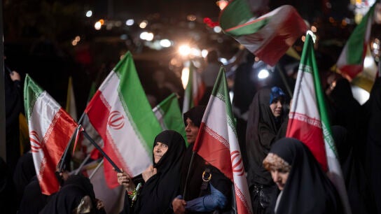 Manifestaci&oacute;n con banderas de Ir&aacute;n en la capital, Teher&aacute;n