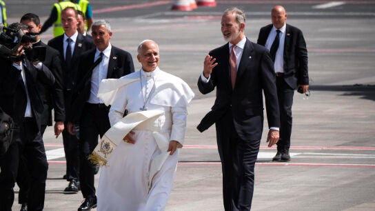 El papa Le&oacute;n XIV y el rey Felipe VI en el aeropuerto Tenerife Norte. 