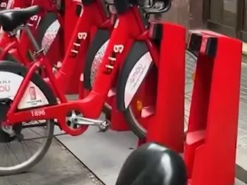 Bici eléctrica con el silín girado Bici eléctrica con el silín girado