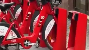 Bici eléctrica con el silín girado Bici eléctrica con el silín girado