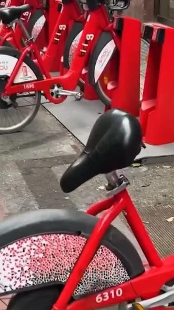 Bici eléctrica con el silín girado Bici eléctrica con el silín girado