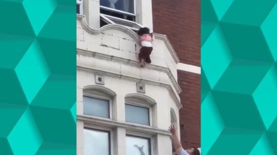 Atrapan al vuelo a una ni&ntilde;a de cuatro a&ntilde;os cuando ca&iacute;a de un edificio