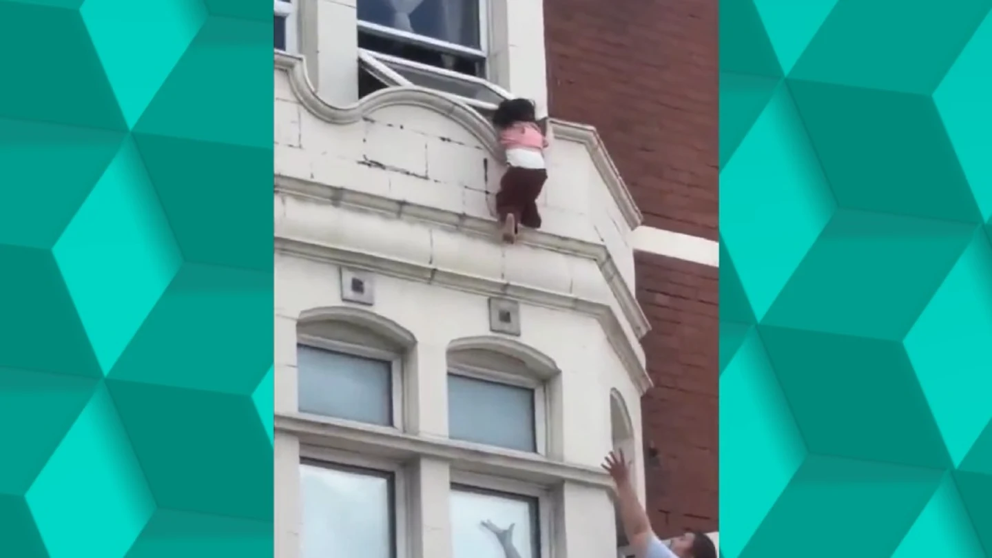 Atrapan al vuelo a una niña de cuatro años cuando caía de un edificio Atrapan al vuelo a una niña de cuatro años cuando caía de un edificio