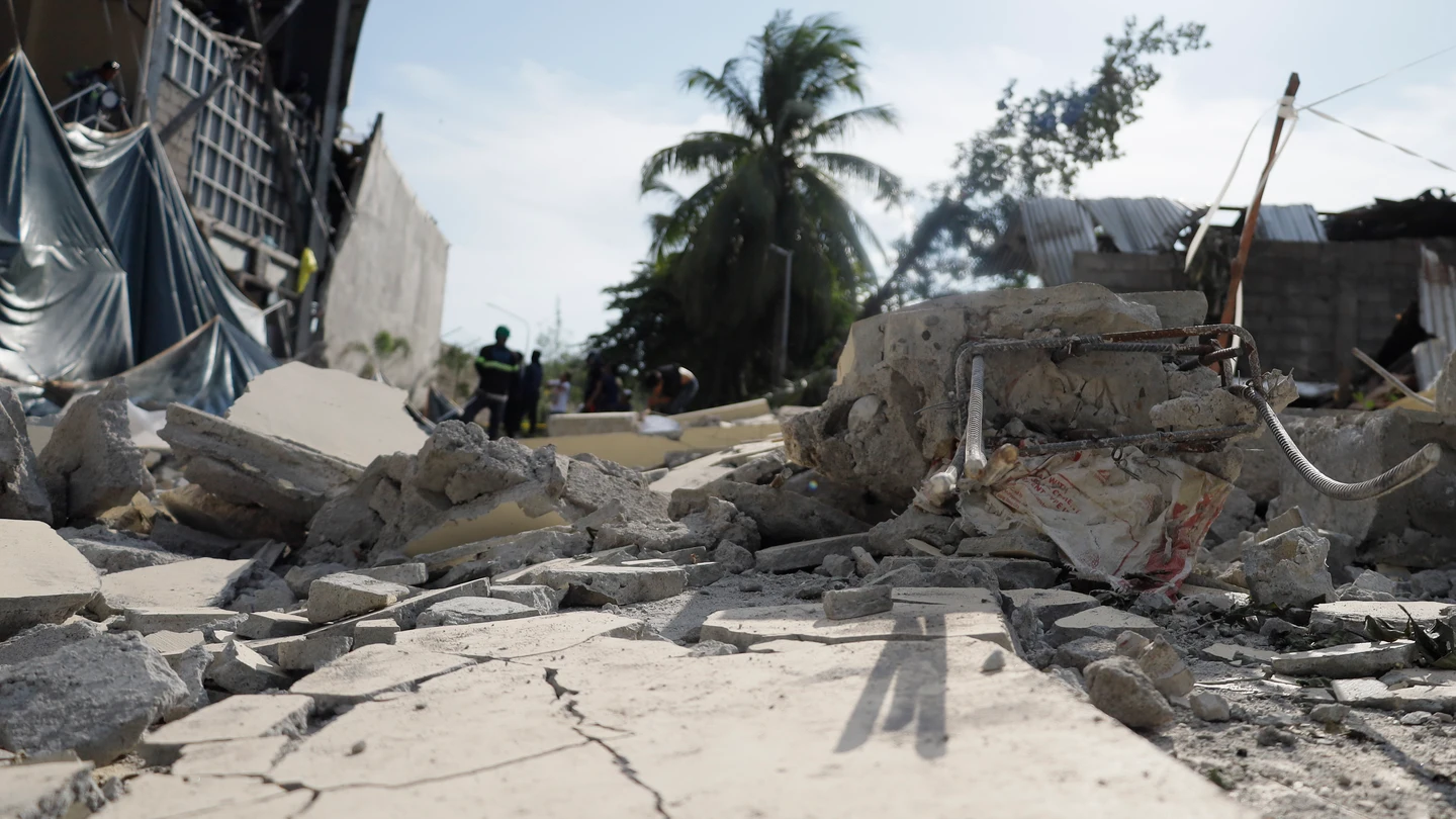 Suben a 55 los muertos por el terremoto de Filipinas mientras buscan a 38 desaparecidos Suben a 55 los muertos por el terremoto de Filipinas mientras buscan a 38 desaparecidos