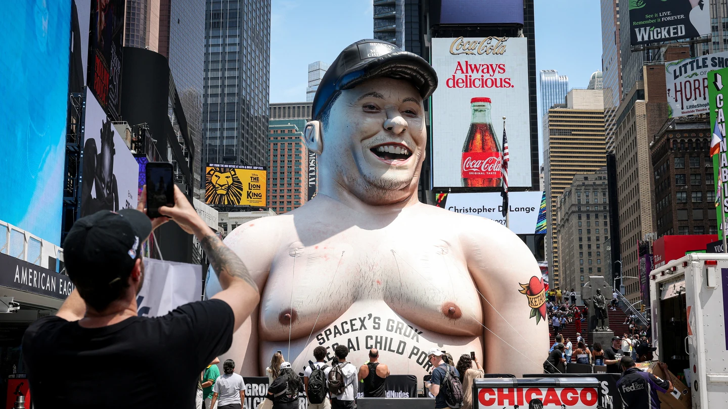 Un Elon Musk gigante toma Times Square: protesta contra el magnate en Nueva York por la pornografía generada por Grok Un Elon Musk gigante toma Times Square: protesta contra el magnate en Nueva York por la pornografía generada por Grok