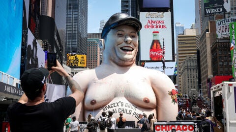 Un Elon Musk gigante toma Times Square: protesta contra el magnate en Nueva York por la pornograf&iacute;a generada por Grok